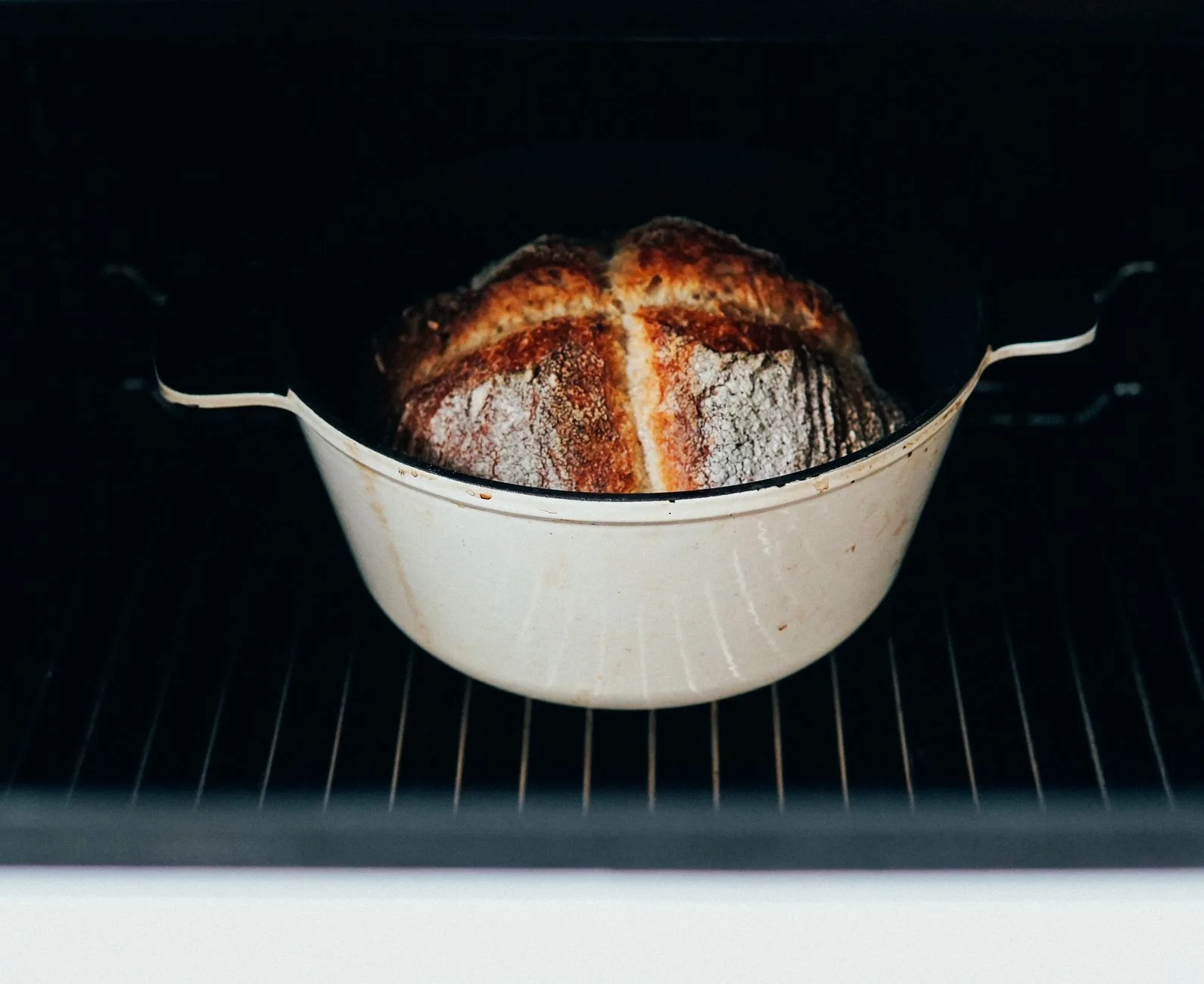 Best Dutch Ovens for Bread Baking: featured image