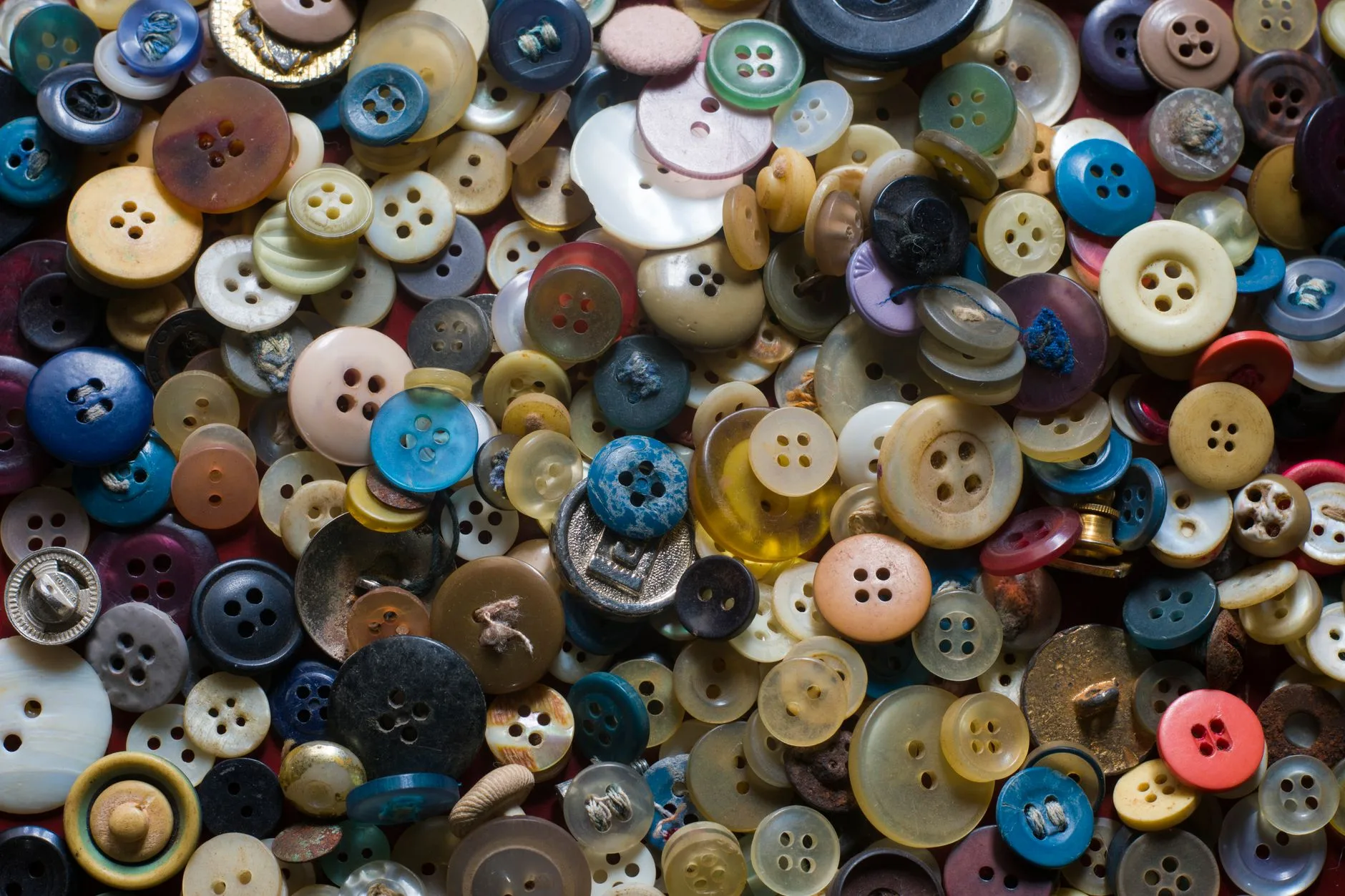 Best Buttons for Sewing: Top Picks for Garments, Repairs, and Crafts